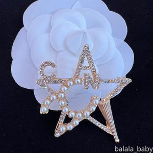 Luxe Femmes Designer Bijoux Marque Lettre Étoile Broches Plaqué Or 18 Carats Cristal Strass Broche Charme Perle Pin Accessoire De Fête De Mariage