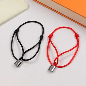 Lvjia Lock Head Pendant Bracelet en acier inoxydable Bracelet léger du conception de luxe Senture petit titane Couple à main