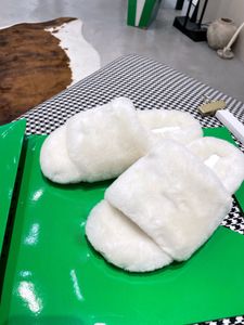 La laine importée des pantoufles pour femmes Maomao est douce, uniforme et soignée, la semelle en caoutchouc antidérapante taille du paquet 35-39