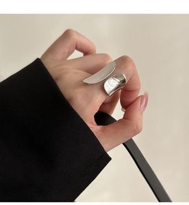 rngs a juego hgh-end Nicho ligero 2023 nuevo anillo de plata INS industrias pesadas femeninas ultra ancho elegante fresco avanzado anillo de estudiante con la boca abierta anillos de promesa para ella 01