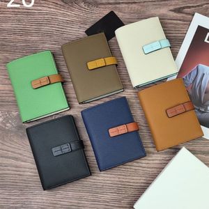 Cartera vertical Loewve en piel de becerro granulada suave Cartera de diseñador superior Monedero de cuero genuino de lujo para mujer Ocho ranuras para tarjetas Dos bolsillos pequeños y un bolsillo más grande