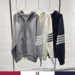 Hombres y mujeres suéter diseñador de moda Thombrownsweatshirt invierno nuevo dulce fresco con capucha manga larga cuatro barras felpa cardigan cremallera suelta