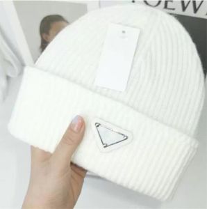 Hombres Diseñador Gorros Invierno Diseño de moda Frijol y mujeres Sombreros de punto Caída Gorro de lana Letra Jacquard Unisex Cálido Sku