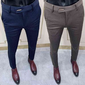 Los hombres de moda traje a rayas pantalón elegante Slim Fit pantalones sociales pantalones de alta calidad de los hombres de negocios Oficina vestido de fiesta pantalones tobilleros X220214