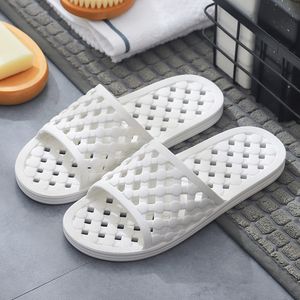 Baño para hombres 2024 y plástico hueco de zapatillas para mujeres sin deslizamiento Hotel Casa parejas Simples Flip-Flops 825 WO 817