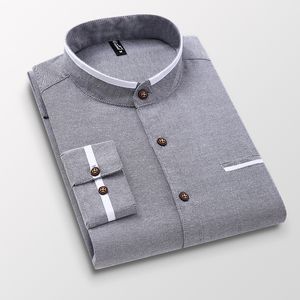 Chemises décontractées pour hommes vêtements à manches longues Regularfit boutonné épais solide Oxford robe chemise blanche simple poche plaquée support 230907