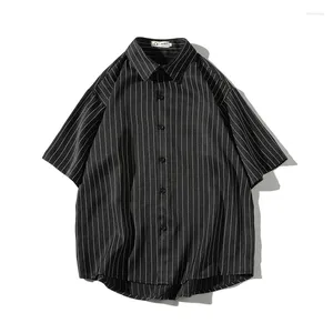 Chemises décontractées pour hommes Japonais vintage vertical Stripe Half Mancheve Shirt Summer Couple Fashion Versatile Oversatile