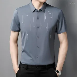 Camisas de vestir para hombres Moda de verano Camiseta de seda de hielo Manga corta Sólido Cuello vuelto A rayas Carta de negocios Botón Tops casuales