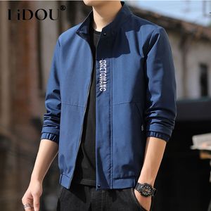 Chaquetas para hombres Chaqueta casual suelta coreana para hombres con capucha Tops de manga larga Bolsillos para hombre Abrigos con letras impresas Outwear Sólido Y2K Ropa masculina 230906