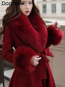 Chaquetas para hombres Cuello de piel de lujo rojo Abrigo de lana cálido para mujeres Suelto Adelgazante Cinturón elegante Cintura Abrigo largo de cachemira Abrigos de invierno 231031