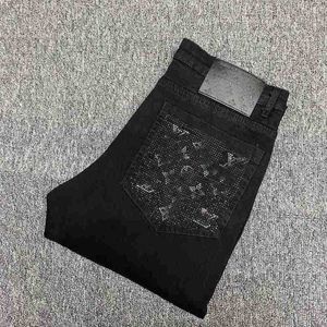 Jeans para hombres Diseñador 2023 Otoño / Invierno Nueva letra de diamante caliente para niños espirituales Moda Slim Fit Pies Pantalones cortos NGOU E0LW