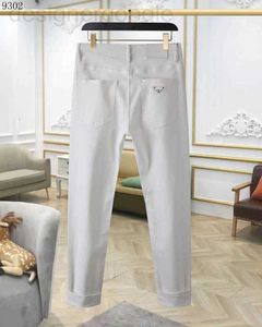 Diseñador de jeans para hombres 2023 último listado jeans ajustados para hombre Patrón de letras de etiqueta triangular Estampado floral Pantalones de mezclilla Hombres Diseñador de moda Hip Hop blanco