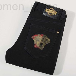 Diseñador de jeans para hombres Versión coreana de pantalones vaqueros de algodón negro puro con pierna recta pequeña Primavera y otoño Elástico Medusa Moda bordada 2OZD
