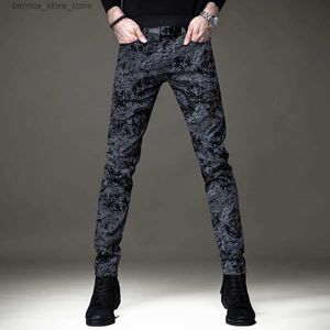 Jeans pour hommes Pantalon en denim imprimé chaud noir de luxe léger pour hommes Pantalon en jean sexy tout-assorti à la mode Stretch Version coréenne Pantalon en jean de rue; Q231213