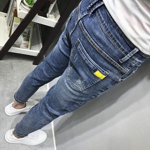 Jeans para hombres Venta al por mayor 2023 Parche de herramientas lavado azul pies pequeños recortados hombres primavera y verano Corea Social Guy Lápiz juvenil