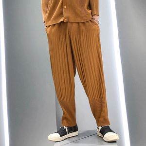 Pantalones para hombres Miyake Harem plisado Hombres 2023 Primavera Cintura alta Color sólido Suelto Deportes Linterna Diseñador Ropa 230906