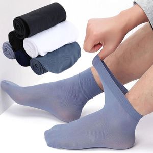 Calcetines para hombres 10 pares de fibra de bambú ultrafina transpirable de verano para hombres Moda Absorción de sudor Tubo medio de rayas antibacterianas