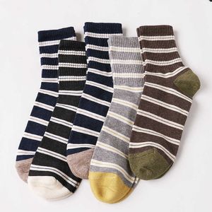 Chaussettes Homme 5 Paires Couleur Stripe Hommes Coton Chaussettes Casual Crew Haute Qualité Robe Marque Designer Cadeau Pack Lot Cool Noir Happy Sox Harajuku Z0227