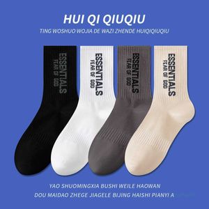 Chaussettes pour hommes Bonneterie Nouveau réseau de produits Red Tide Street Ess Letter Medium Tube Hommes et femmes Pur coton respirant Trendy Basketball Socksluht