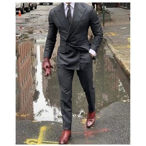 Trajes de hombre Blazers Traje de boda gris oscuro de doble botonadura Prom para hombres Novio Esmoquin Hombre Blazer Ropa Traje Homme Hombres 2 piezas Chaqueta + P