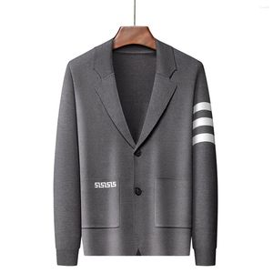 Suéteres para hombres Cardigan para hombre Moda de lujo 3-Bar Raya Marca Jacquard Patrón Diseño de bolsillo Masculino Slim Fit V-Cuello Lana Prendas de punto Desgaste