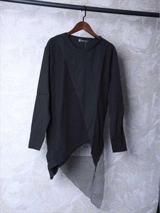 Camisetas de manga larga para hombre, camiseta de otoño e invierno con cuello redondo oscuro, diseño de costura de capa de malla con personalidad Irregular