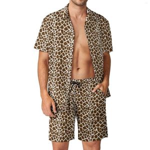 Chándales para hombres Estampado de jirafa Conjuntos para hombres Conjunto de camisa informal marrón y blanco Pantalones cortos de vacaciones de moda Traje personalizado de verano Ropa de dos piezas Grande