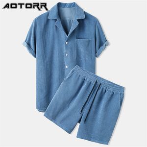 Chándales de los hombres Verano Hombres Pantalones cortos de pana Conjuntos Moda Solapa Camisas de manga corta pantalones cortos Color sólido Conjunto de 2 piezas Ropa deportiva informal para hombre 220919