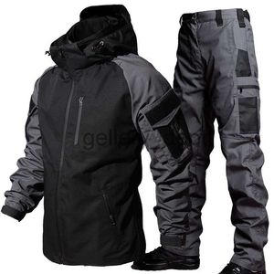 Chándales para hombres Conjuntos de chaquetas impermeables tácticas Hombres Traje de entrenamiento de combate Al aire libre Soft Shell Ropa de trabajo SWAT Ejército Chaquetas con capucha Pantalones 2 PCS Set J230925