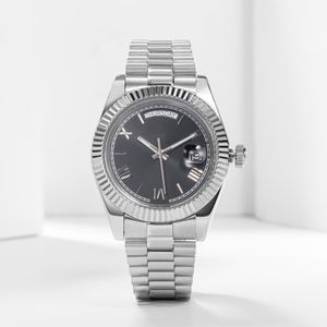 Design de montres de montres montres de haute qualité Date de haut jour Diamants de luxe Mouvement mécanique automatique Montre des hommes en acier inoxydable imperméable.