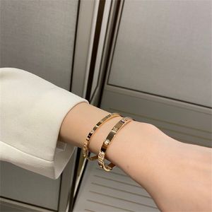 Pulseras para hombre Pulsera clásica con dijes Brazaletes de joyería de oro de 18 quilates para mujer Accesorios de moda Brazalete chapado en oro de aleación de acero de titanio Oro rosa/oro/plata