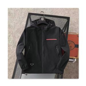 chaqueta de diseño para hombres chaqueta para hombres de alta calidad logo rojo con capucha triángulo triángulo logo a prueba de viento chaqueta diseñadora al aire libre