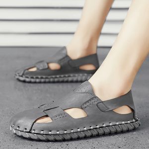 Hommes sandales en cuir authentiques 2023 Été respirant creux creux de diapositives décontractées chaussures pour hommes glisser sur la plage à orteil fermé 240403