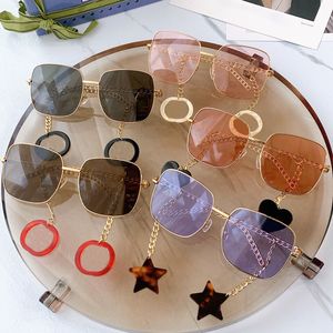 Gafas de sol nuevas para hombre o para mujer 0724 templos de cadena de marco de metal cuadrado redondeado de moda con el último diseñador colgante de estrella de cinco puntas en forma de corazón 1: 1 de calidad superior