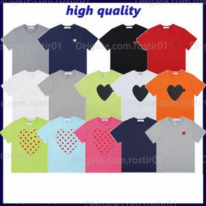 Mens Play T Shirt Diseñador Red Heart Shirt Commes Casual Mujeres Camisas Des Badge Garcons Alto Quanlity Bordado Camisetas Algodón L2na #