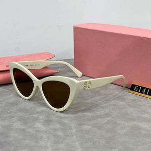 Mens Qual Letter Designer Designer Peplum Fashion MU Gafas de sol para Cat-eye Premium Mujeres Gafas de sol clásicas