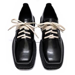 Zapatos de diseñador para hombre, zapatos de tacón grueso para hombre, zapatos de vestir para banquetes de negocios, zapatillas de deporte de cuero genuino con punta cuadrada de estilista de patente de lujo