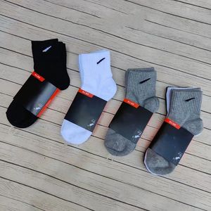 Chaussettes pour hommes Mode Femmes et hommes Chaussettes Lettre de haute qualité Respirant noir et blanc Coton ootball basketball Chaussette de sport En gros Taille uniforme