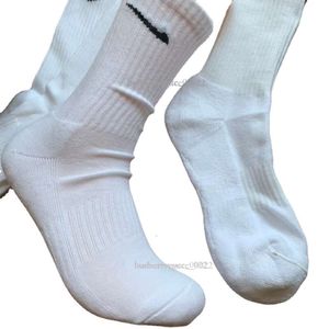 Chaussettes pour hommes en gros Mode chaussettes décontractées coton de haute qualité respirant sport noir et blanc jogging basket-ball football chaussettes d'entraînement bas de serviette