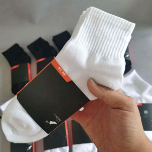 Chaussettes pour hommes Vente en gros All-match Classique noir blanc Femmes Hommes Top Qualité Respirant Coton mélange Football basket Sports Cheville chaussette 3 couleurs au choix