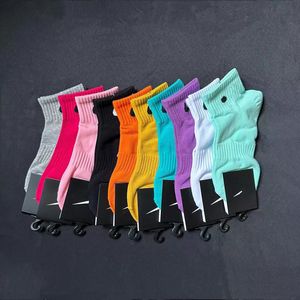 calcetines para hombre Mujeres Algodón de alta calidad Todo-fósforo clásico Tobillo Letra Transpirable en blanco y negro Fútbol baloncesto Calcetín deportivo libertad elegir 10 colores de algodón