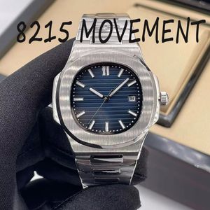 Reloj para hombre Japón 8215 Movimiento Relojes de diseño Alta calidad 40 mm 5711 Boutique Correa de acero Relojes de diseño para hombres Diamante al por mayor Automático personalizable