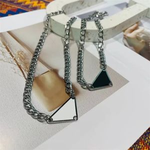 Hommes Femmes Mode Designer De Luxe Collier Chaîne Bijoux De Mode Noir Blanc P Triangle Pendentif Conception Partie Argent Hip Hop Punk 925