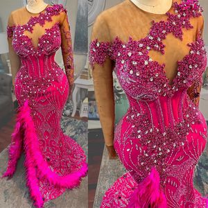 Sirène luxueuse grande taille Aso Ebi robes de bal plume fuchsia manches longues fleurs faites à la main perlée plissée côté fendu robe de soirée pailletée robes de gala