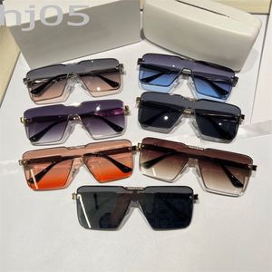 Gafas de diseñador de montura delgada de metal Gafas de sol de moda para hombre distintivas grandes occhiali da sole varios estilos Gafas de sol de gran tamaño para mujer aaaa PJ070 B23