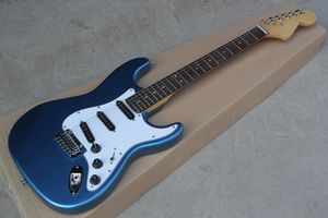 Guitarra eléctrica de cuerpo azul metálico con diapasón festoneado de palisandro, herrajes cromados, brinda servicios personalizados