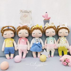 Muñeca Metoo Angela con rizos amarillos, estilo de moda, juguetes de peluche para niñas, regalos de cumpleaños y Navidad