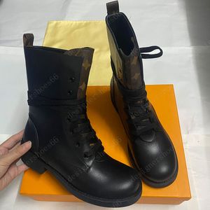 Las botas METROPOLIS FLAT RANGERS de piel de becerro negra y lona son una interpretación de la marca del modelo de botas de combate de moda que se distingue por detalles refinados.