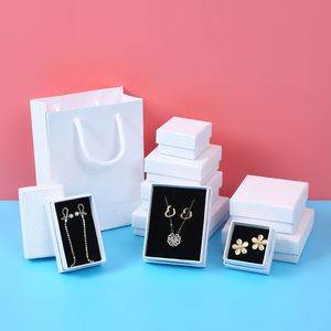 Organisateur minimaliste boîtes à bijoux blanches boîte de bague de boucle d'oreille en carton avec coussin en éponge pour l'affichage de cadeaux de bijoux