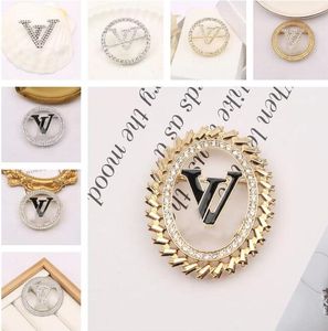 Mixed Send Luxury Women Men Designer Brand Letter Broches 18K Chapado en oro Inlay Crystal Rhinestone Jewelry Broche Charm Pearl Pin Party Gift Accessorie